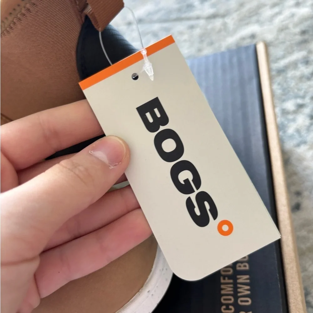 Women’s Bogs Juniper Chelsea Tan and Black Casual Boots - Picture 6 of 11